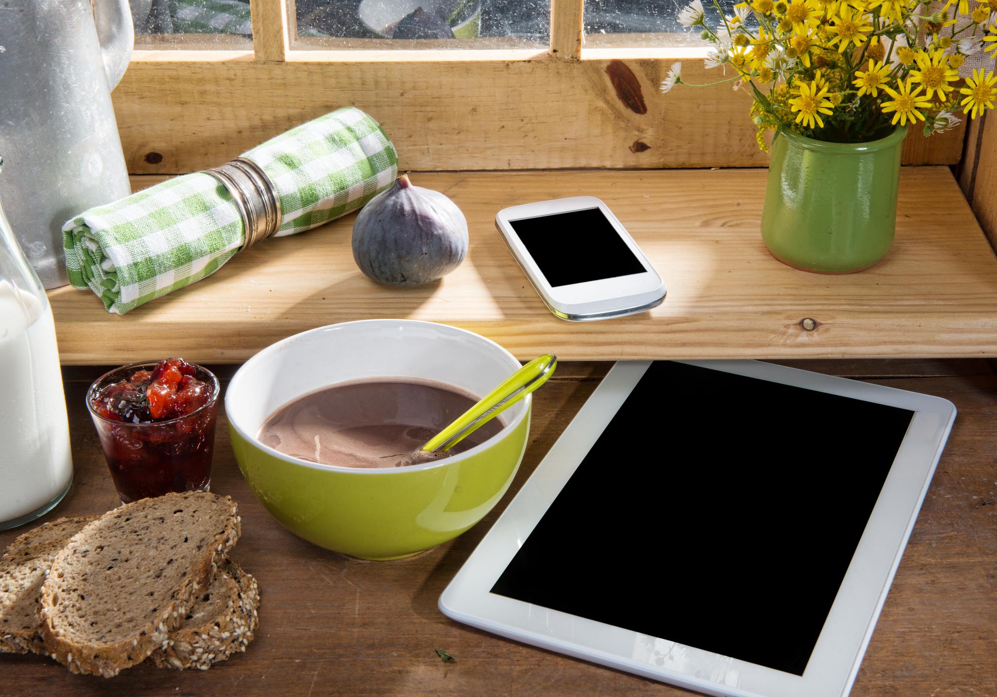 Mesa de trabajo con instrumentos de cocina y tablet