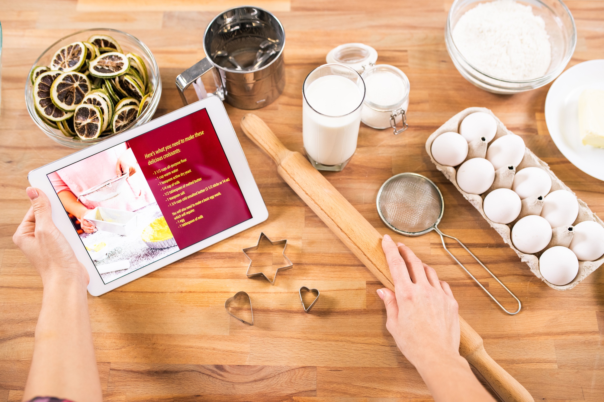 Mesa con recetas y tablet del curso